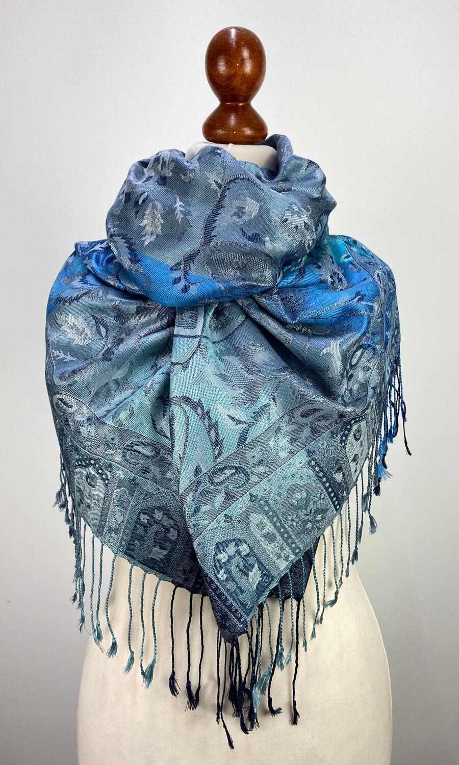 großer Seidenschal mit verschiedenen Mustern 