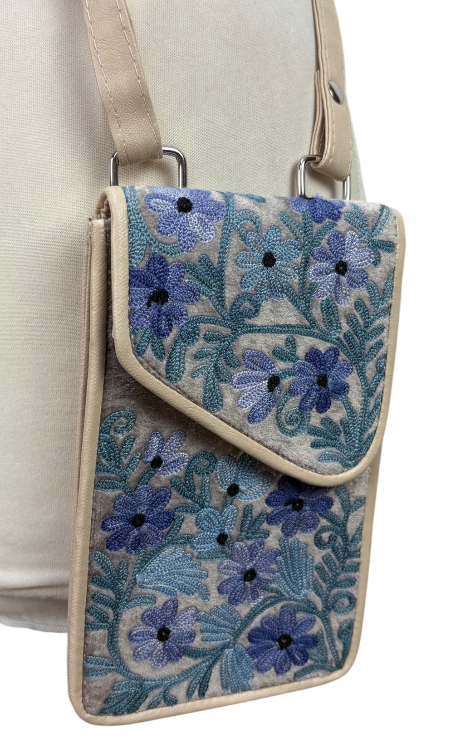Mohini - bestickte Handytasche aus recyceltem Leder