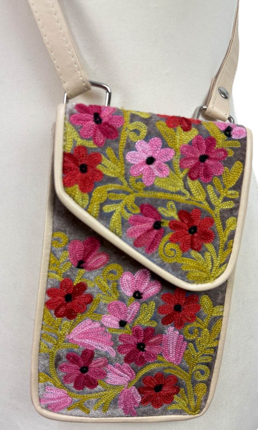 Mohini - bestickte Handytasche aus recyceltem Leder