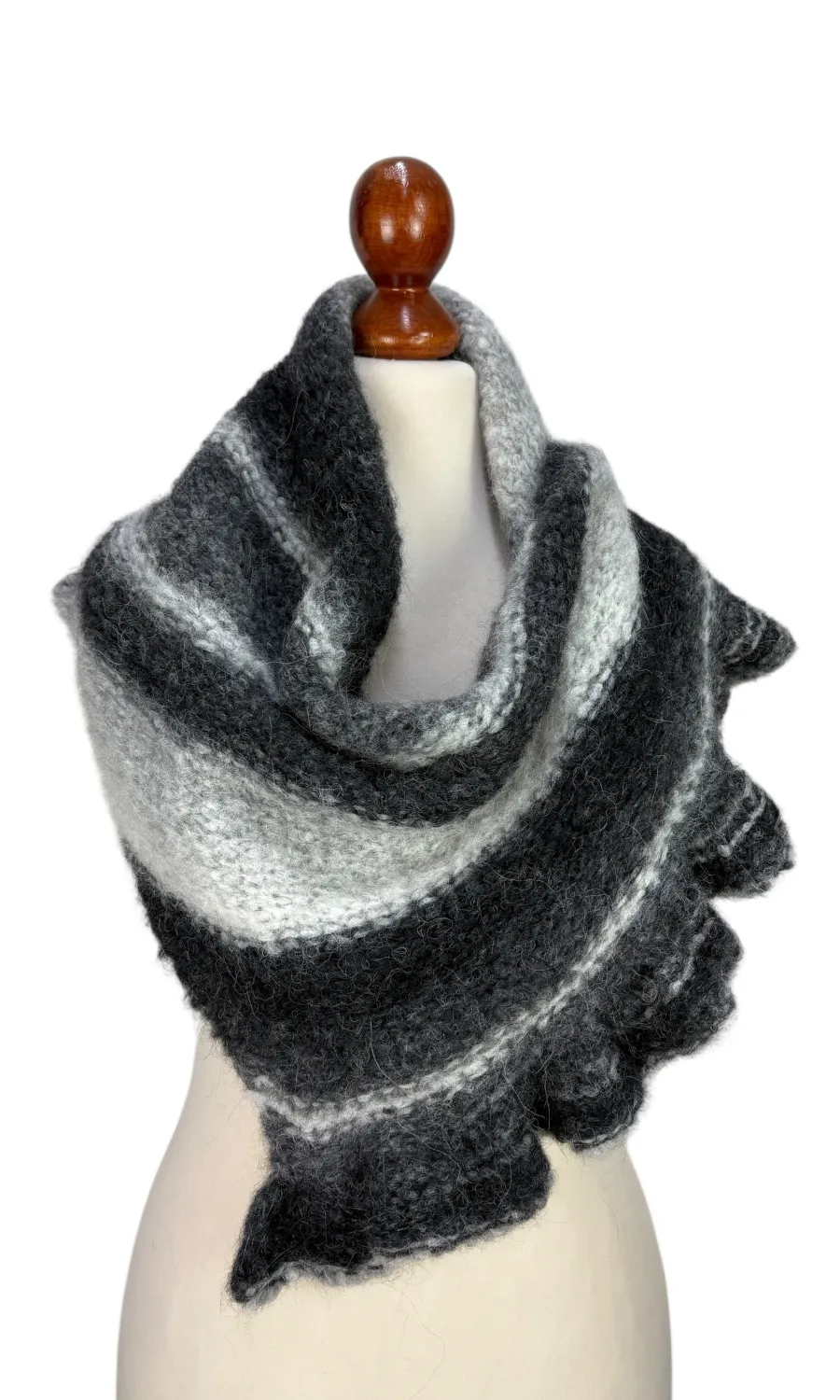 Mohini - handgestricktes asymmetrisches Dreieckstuch Mohini - handgestricktes asymmetrisches Dreieckstuch