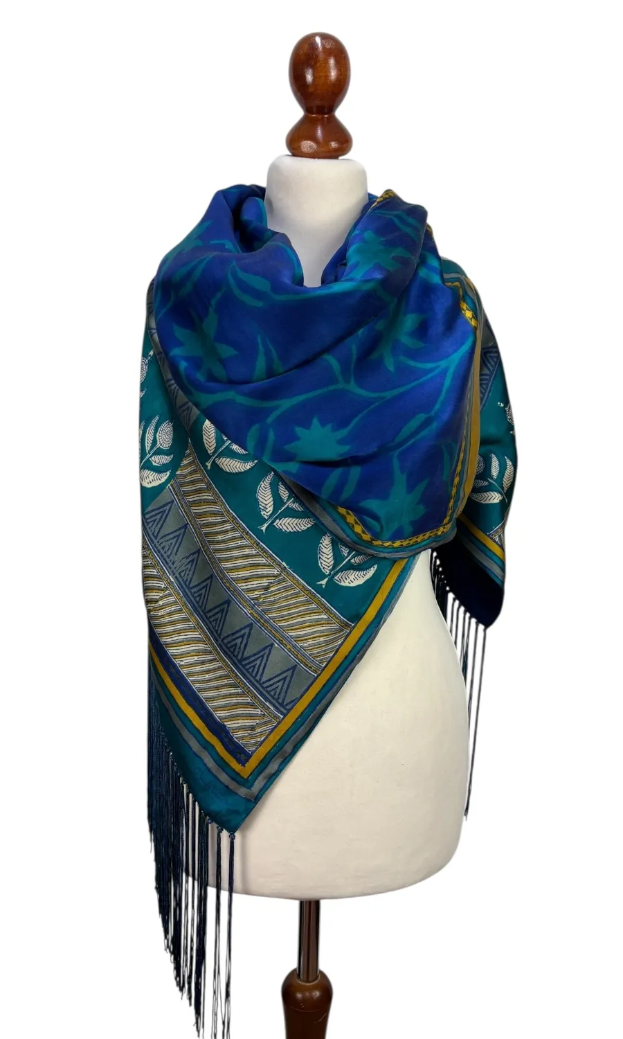 Mohini - großer Seidenschal mit langen Fransen