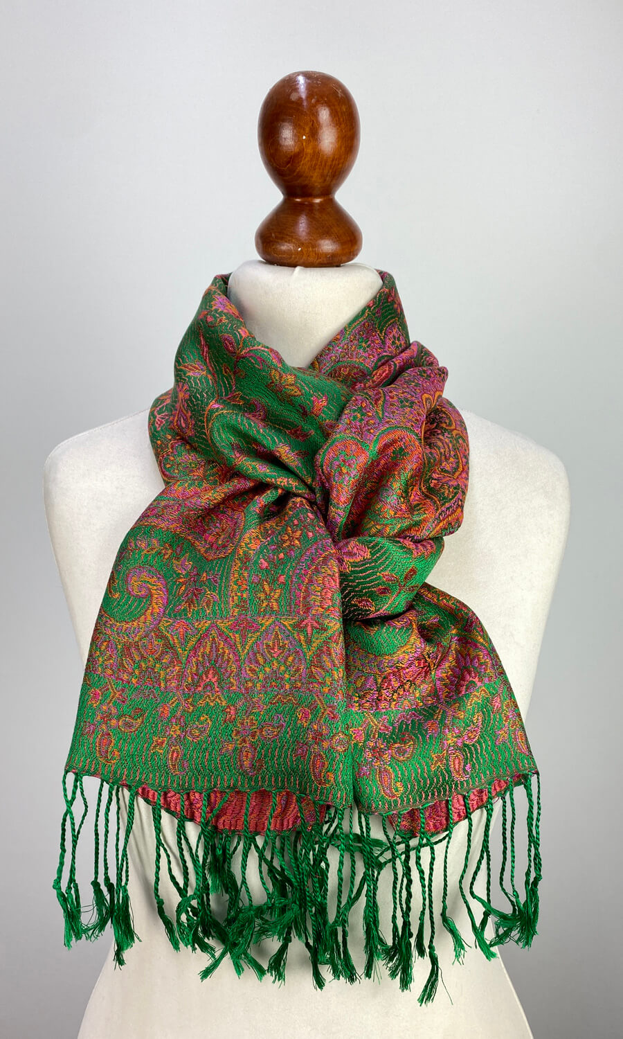 Mohini - schmaler Seidenschal mit zeitlos schönem Muster   Mohini - schmaler Seidenschal mit zeitlos schönem Muster