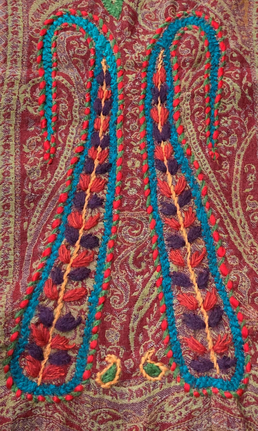 "Basilea" - bestickter Schal aus Merinowolle