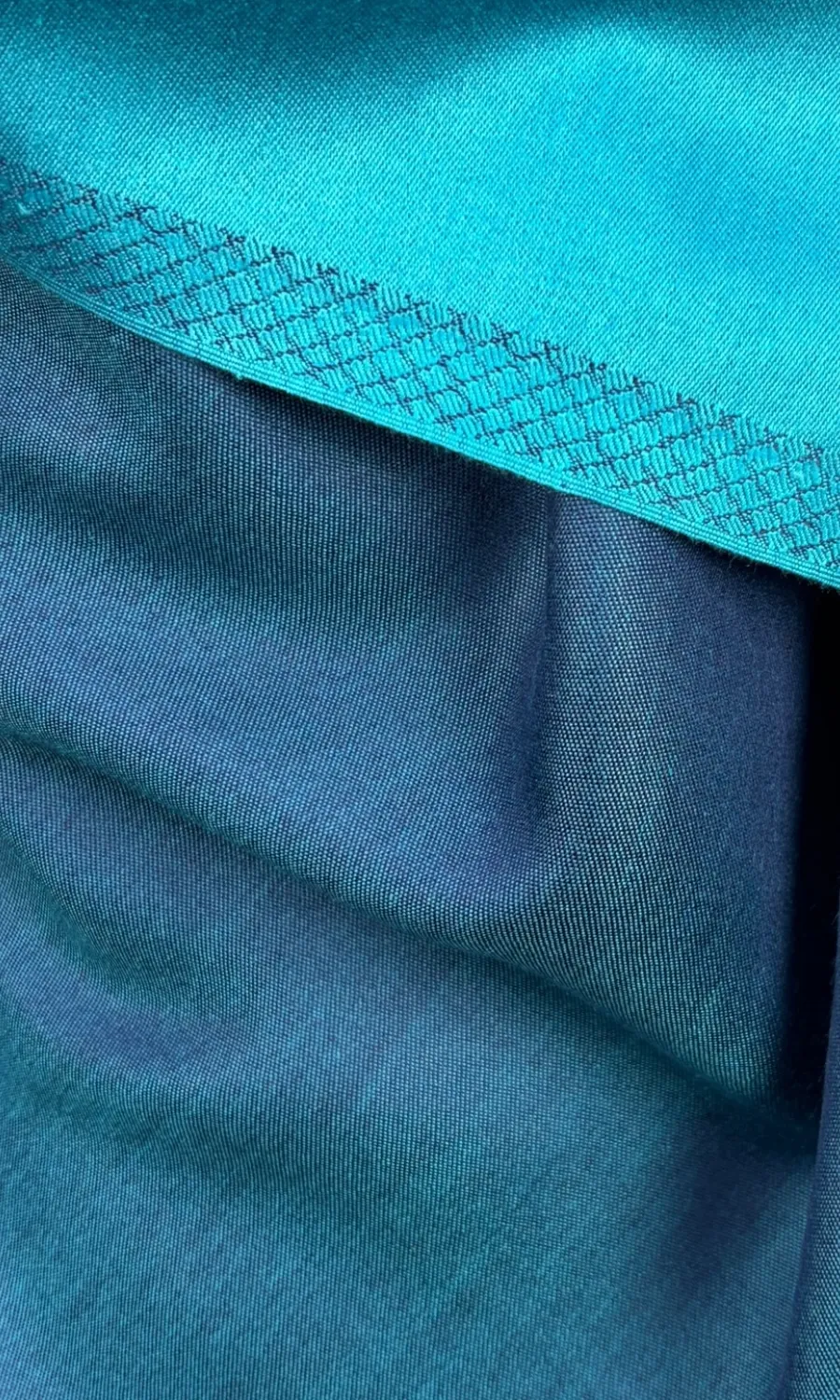 Großer zweifarbiger Seidenschal Mohini – Damen Schal aus reiner Seide