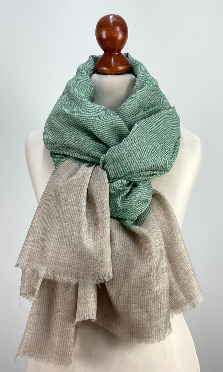 "Classic Design green"  - Kaschmirstola mit feinem Webmuster