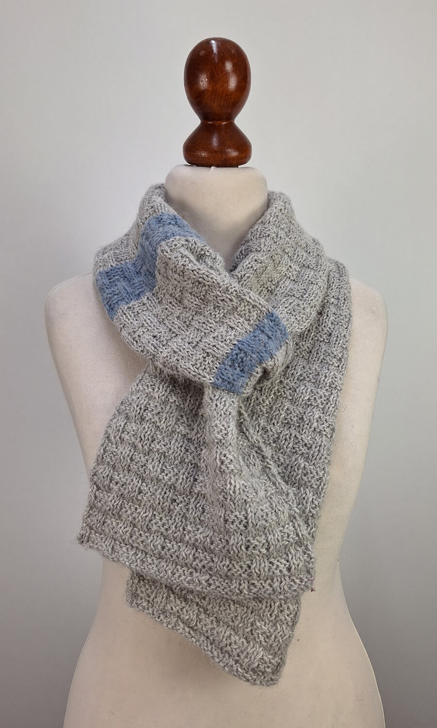handgestrickter Schal aus kuscheliger Alpakawolle handgestrickter Schal aus kuscheliger Alpakawolle