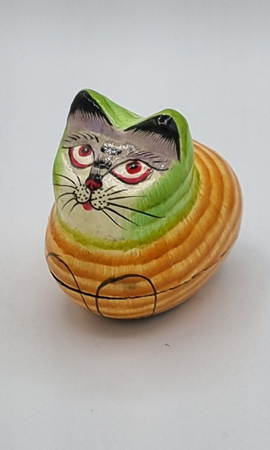 handbemalte Dose in Katzenform aus Papermaché 