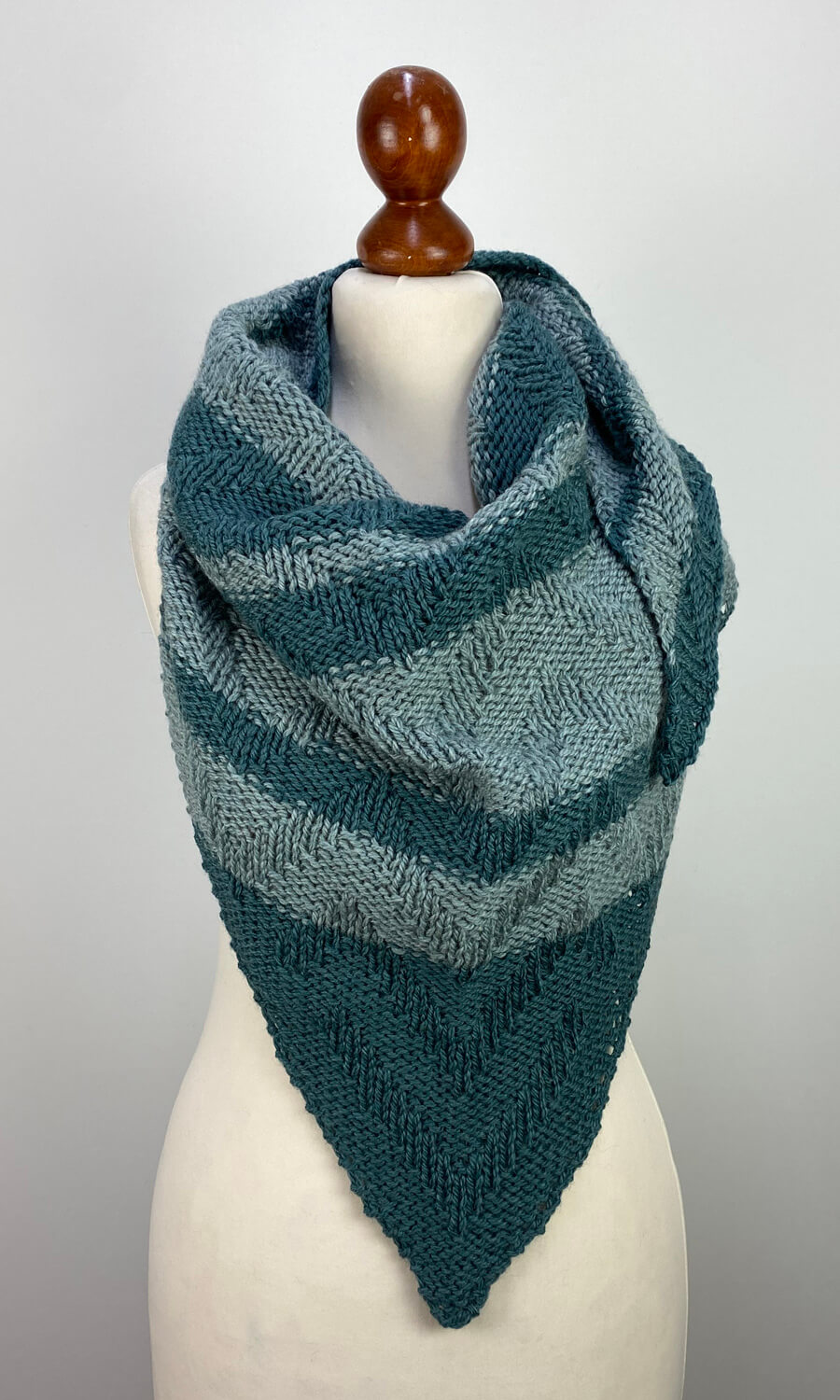 Zickzack - handgestricktes Dreieckstuch mit Streifen 