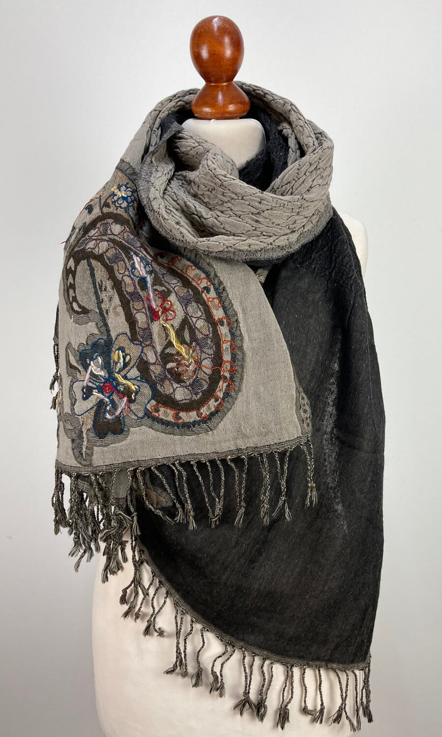  "Simple Glamour" - bestickte Stola aus Merinowolle