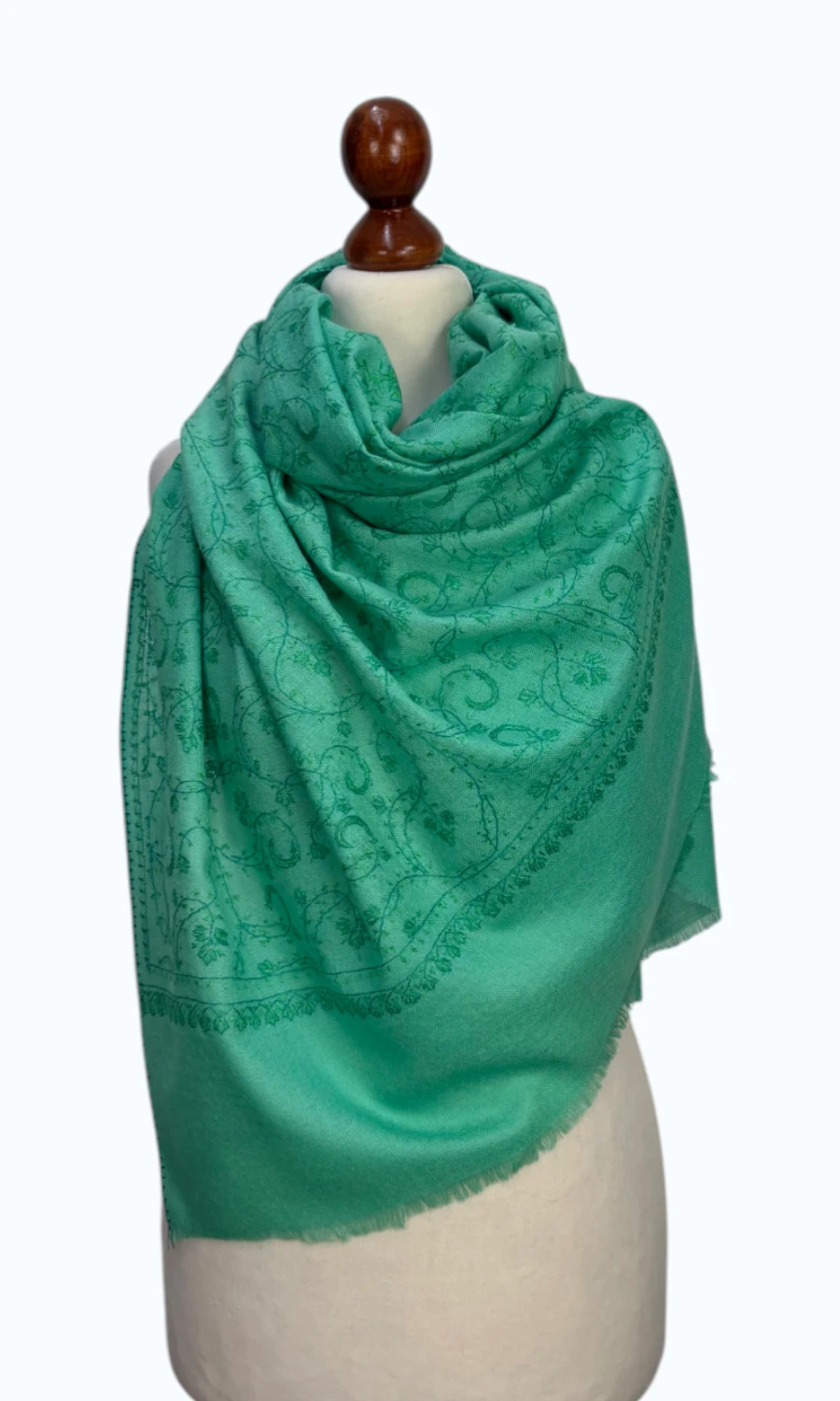 Mohini - großer Merinoschal mit außergewöhnlicher Bestickung