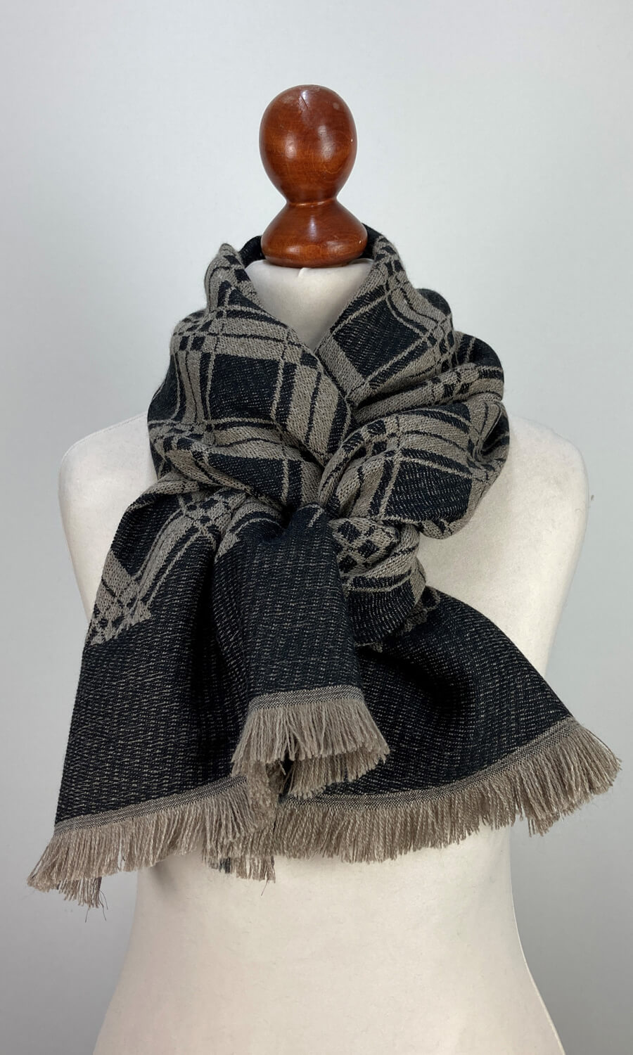 "New Design Nagisa" - Schal aus Merinowolle