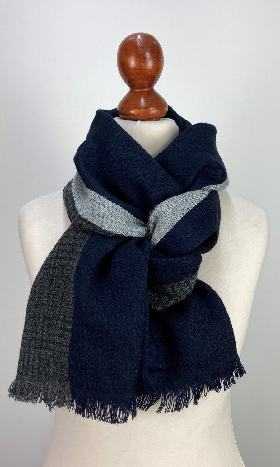 New Design "Nasseno"- Schal aus Merinowolle