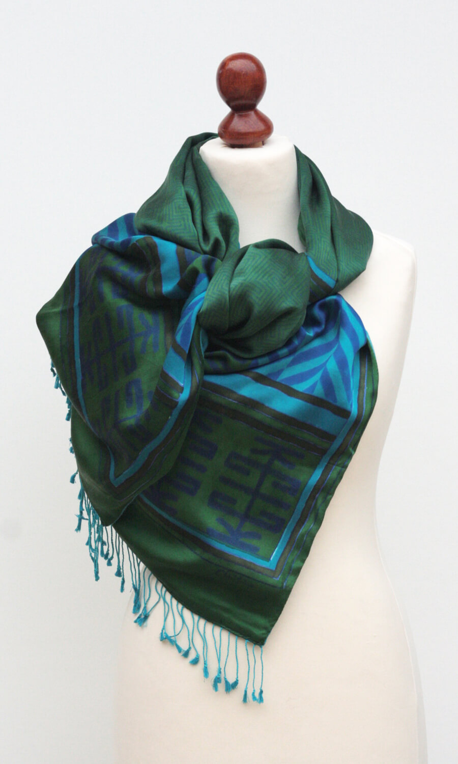 Mohini - großer Seidenschal mit langen Fransen  Mohini - großer Seidenschal mit langen Fransen