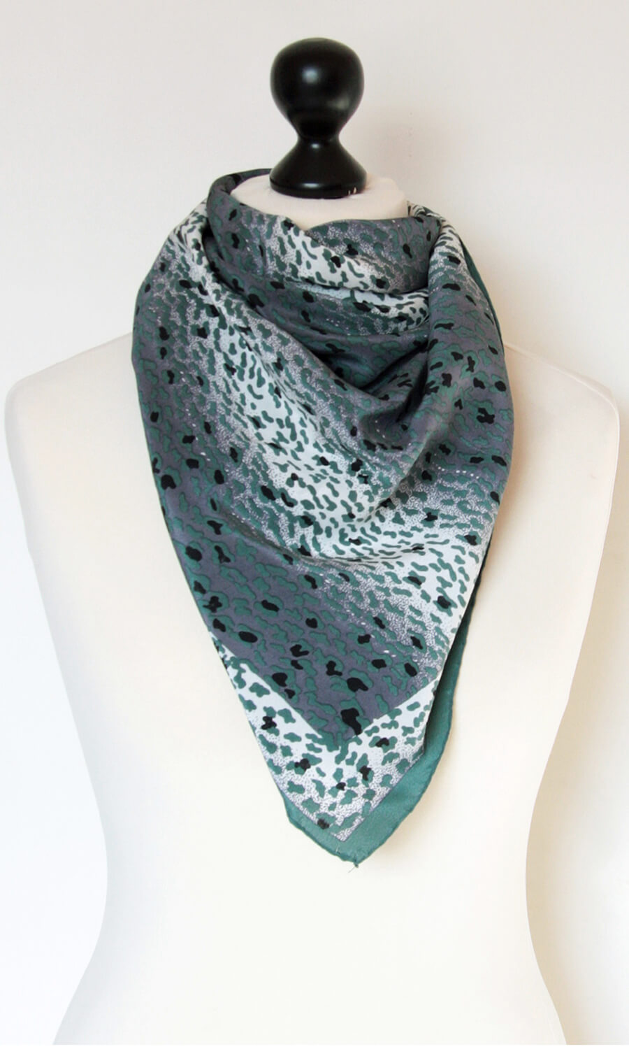 BQ0011 Mohini - quadratisches Seidentuch grau-blau
